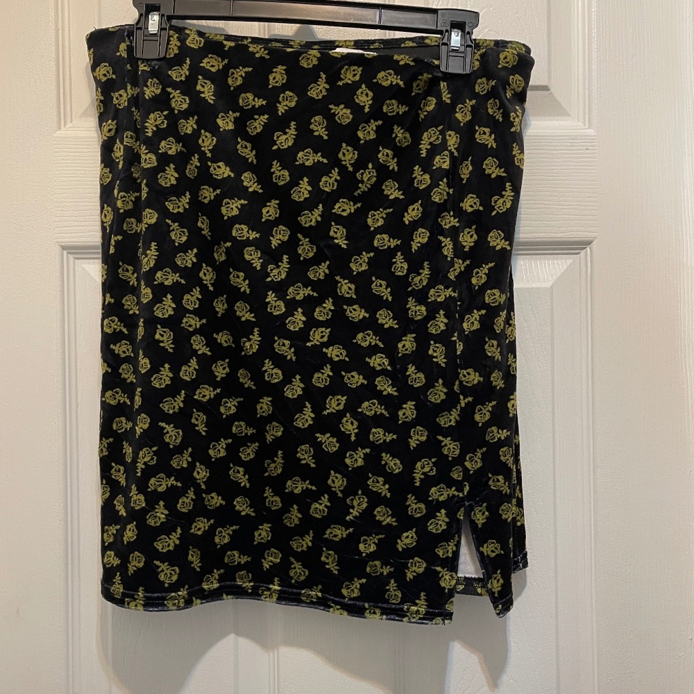 ABOUND Velour Mini Skirt In Black Bella Rose Floral